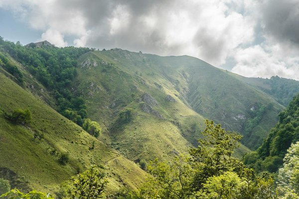 Where can you find guided tours focusing on the traditional Scottish dress in Edinburgh?