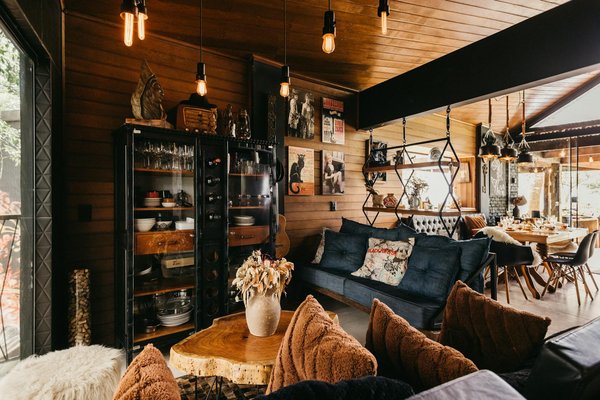 How can you find a UK cruise that includes golf tours of historic courses?