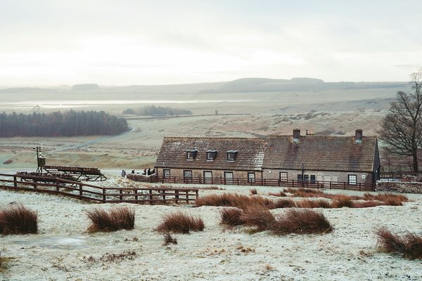 How can you find budget-friendly accommodation near the Hadrian's Wall?